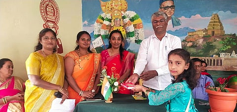 ಮೇಲುಕೋಟೆ ಸರ್ಕಾರಿ ಹಿರಿಯ ಪ್ರಾಥಮಿಕ ಬಾಲಕರ ಶಾಲೆಯಲ್ಲಿ ಆಯೋಜಿಸಿದ್ದ ಕಲಿಕಾಹಬ್ಬದಲ್ಲಿ ವಿಜೇತ ಮಕ್ಕಳಿಗೆ ಬಹುಮಾನ ವಿತರಿಸಲಾಯಿತು.