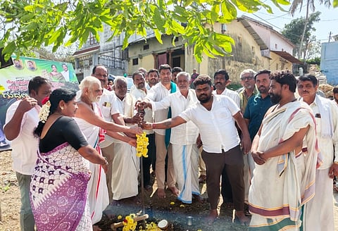 ಮೇಲುಕೋಟೆಯಲ್ಲಿ ಕಾಂಕ್ರೀಟ್ ರಸ್ತೆ ನಿರ್ಮಾಣ ಕಾಮಗಾರಿಗೆ ಶಾಸಕ ದರ್ಶನ್ ಪುಟ್ಟಣ್ಣಯ್ಯ  ಸೋಮವಾರ ಚಾಲನೆ ನೀಡಿದರು. ಗ್ರಾಮ ಪಂಚಾಯಿತಿ ಉಪಾಧ್ಯಕ್ಷ ಜಯರಾಮೇಗೌಡ,  ಸದಸ್ಯರಾದ ಜಿ.ಕೆ ಕುಮಾರ್ , ಭಾಗ್ಯಮ್ಮ ಲಕ್ಷ್ಮಮ್ಮ, ಪಿಡಿಒ ರಾಜೇಶ್ವರ್ ಇತರರು ಇದ್ದ್ದರು. 