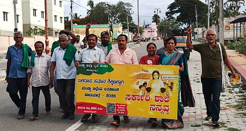 ಮೇಲುಕೋಟೆಯಲ್ಲಿ ಏಕರೂಪ ಸಮಾನ ಶಿಕ್ಷಣಕ್ಕಾಗಿ ಒತ್ತಾಯಿಸಿ ಹಮ್ಮಿಕೊಂಡಿರುವ ಪಾದಯಾತ್ರೆ ಸಂಚರಿಸಿ ಜಾಗೃತಿ ಮೂಡಿಸಿತು. ಇಂಡವಾಳು ಚಂದ್ರಶೇಖರ್, ಶಿವಳ್ಳಿ ಚಂದ್ರಶೇಖರ್, ಸಂತೋಷ್ ಮಂಡ್ಯಗೌಡ, ಬೆಟ್ಟಸ್ವಾಮಿಗೌಡ, ಅಮೃತಿ ಶಂಕರ್ ಇದ್ದರು.