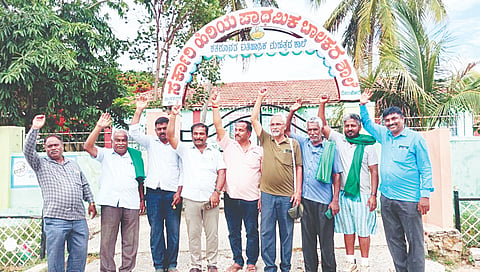 ಮೇಲುಕೋಟೆಯಲ್ಲಿ ಸರ್ಕಾರಿ ಪ್ರೌಢಶಾಲೆ ಆರಂಭಿಸಬೇಕು ಎಂದು ಸರ್ಕಾರಿ ಶಾಲೆ ನನ್ನವ್ವ ಪಾದಯಾತ್ರೆಯಲ್ಲಿ ಪಾಲ್ಗೊಂಡಿರುವ ಮುಖಂಡರು ಒತ್ತಾಯಿಸಿದರು. ಇಂಡವಾಳು ಚಂದ್ರಶೇಖರ್, ಬೆಟ್ಟಸ್ವಾಮಿಗೌಡ.