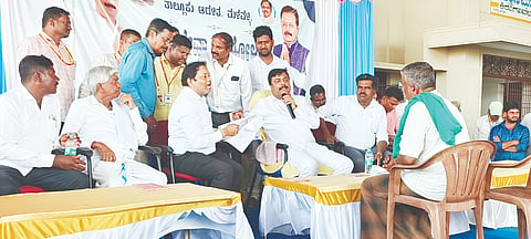 ಮಳವಳ್ಳಿ ತಾಲೂಕಿನ ಕಿರುಗಾವಲು ಗ್ರಾಮದಲ್ಲಿ ಶನಿವಾರ ತಾಲೂಕು ಆಡಳಿತದ ವತಿಯಿಂದ ಆಯೋಜಿಸಿದ್ದ ಪ್ರಜಾಸೇವಾ ಆಂದೋಲನ ಕಾರ್ಯಕ್ರಮದಲ್ಲಿ ಕೃಷಿ ಸಚಿವ ಪಿ.ಎಂ.ನರೇಂದ್ರಸ್ವಾಮಿ ಸಾರ್ವಜನಿಕರಿಂದ ಅಹವಾಲು ಸ್ವೀಕರಿಸಿದರು. ತಹಸೀಲ್ದಾರ್ ವಿ.ಎಸ್.ಲೋಕೇಶ್, ತಾಪಂ ಇಒ ಶ್ರೀನಿವಾಸ್, ಗ್ಯಾರಂಟಿ ಯೋಜನೆ ಜಿಲ್ಲಾಧ್ಯಕ್ಷ ಚಿಕ್ಕಲಿಂಗಯ್ಯ, ತಾಲೂಕು ಅಧ್ಯಕ್ಷ ಮಹದೇವ, ಕೃಷಿ ಇಲಾಖೆ ಜಂಟಿ ನಿರ್ದೇಶಕ ಜಯಸ್ವಾಮಿ, ಜಿಲ್ಲಾ ನಿರ್ದೇಶಕಿ ಮಾಲತಿ ಇದ್ದರು.