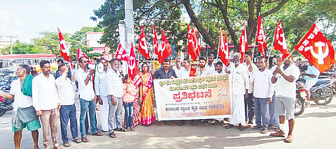 ಬೆಂಗಳೂರಿನಲ್ಲಿ ರೈತ ಮುಖಂಡರನ್ನು ಬಂಧಿಸಿದ ಕ್ರಮ ಖಂಡಿಸಿ, ಬಿಡುಗಡೆಗೆ ಆಗ್ರಹಿಸಿ ಮಳವಳ್ಳಿ ಬಸ್ ನಿಲ್ದಾಣದ ಮುಂಭಾಗ ಶನಿವಾರ ನೈಸ್ ಭೂಸಂತ್ರಸ್ತರ ಹೋರಾಟ ಸಮಿತಿ ಹಾಗೂ ಕರ್ನಾಟಕ ಪ್ರಾಂತ ರೈತ ಸಂಘದ ವತಿಯಿಂದ ಪ್ರತಿಭಟನೆ ನಡೆಸಿದರು. ಭರತ್‌ರಾಜ್, ಲಿಂಗರಾಜಮೂರ್ತಿ, ಮಹದೇವ, ಗುರುಸ್ವಾಮಿ, ಮರಿಲಿಂಗೇಗೌಡ, ಗಣೇಶ್, ಬ್ಲಫ್ ಪ್ರಮೋದ್ ಮತ್ತಿತರರಿದ್ದರು.