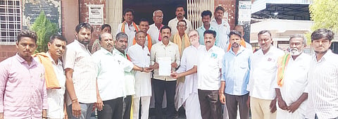 ಮಾನ್ವಿಯಲ್ಲಿ ಗ್ರೇಡ್-2 ತಹಶೀಲ್ದಾರ್ ಅಬ್ದುಲ್ ವಾಹಿದ್‌ಗೆ ಹಿಂದೂ ದೇವಾಲಯಗಳ ಅರ್ಚಕರು, ಆಗಮಿಕರು, ಉಪಾಧಿವಂತರ ಒಕ್ಕೂಟದಿಂದ ಮನವಿ ಸಲ್ಲಿಸಿದರು. 