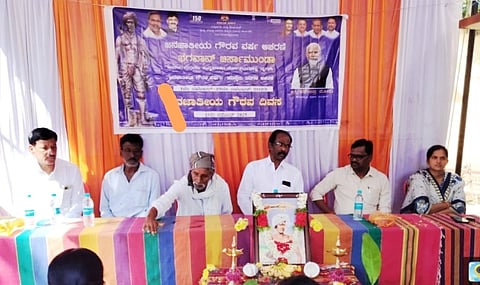 ಆನಗೋಡು ಹೋಬಳಿ ಕಾಟೀಹಳ್ಳಿ ಗ್ರಾಮದಲ್ಲಿ ಬಿರ್ಸಾಮುಂಡಾ ಅವರ 150 ನೇ ಜನ್ಮದಿನದ ಕಾರ್ಯಕ್ರಮ ಹಮ್ಮಿಕೊಳ್ಳಲಾಗಿತ್ತು. ಗ್ರಾಪಂ ಪಿಡಿಒ ಸೌಭಾಗ್ಯಲಕ್ಷ್ಮಿ, ಕತ್ತಲಗೆರೆ ತಿಪ್ಪಣ್ಣ, ಮಂಜುನಾಥ್, ಹಾಲೇಶಪ್ಪ, ಶೇಖರಪ್ಪ, ಲೋಕೇಶ್, ಬಸವರಾಜ್, ಶಿವಮೂರ್ತಿ ಇತರರಿದ್ದರು. fighter