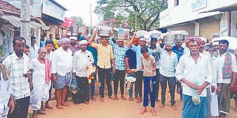ನ್ಯಾಮತಿ ತಾಲೂಕಿನ ಬೆಳಗುತ್ತಿ ಗ್ರಾಮಸ್ಥರು ಮಳೆಗಾಗಿ ಪ್ರಾರ್ಥಿಸಿ ಭಾನುವಾರ ಮಳೆ ಮಲ್ಲಪ್ಪ ದೇವರಿಗೆ ಪ್ರಸಾದದ ಬುಟ್ಟಿಹೊತ್ತು ಕಾಲ್ನಡಿಗೆಯಲ್ಲಿ ತೆರಳಿದರು. Rain