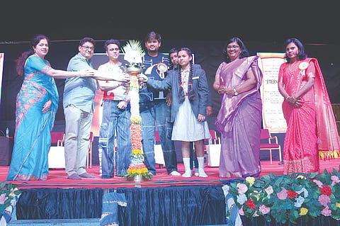 ನಿಪ್ಪಾಣಿಯ ಸಿಬಿಎಸ್‌ಇ ಶಾಲೆಯಲ್ಲಿ ಹಮ್ಮಿಕೊಂಡಿದ್ದ ವಾರ್ಷಿಕ ಸ್ನೇಹಸಮ್ಮೇಳನಕ್ಕೆ ಗಣ್ಯರು ಚಾಲನೆ ನೀಡಿದರು. ಪ್ರವೀಣ ಬಾಗೇವಾಡಿ, ಆಶಾಕಾಂತಾ ಮಾರ್ಟಿನ್, ಸೀಮಾ ಬಾಗೇವಾಡಿ ಇತರರಿದ್ದರು.