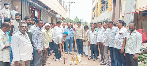 ನೇಸರಗಿ ಗ್ರಾಮದಲ್ಲಿ ವಿವಿಧ ಅಭಿವೃದ್ಧಿ ಕಾಮಗಾರಿಗಳಿಗೆ ಶಾಸಕ ಬಾಬಾಸಾಹೇಬ ಪಾಟೀಲ ಭೂಮಿಪೂಜೆ ನೆರವೇರಿಸಿದರು. ನಿಂಗಪ್ಪ ಅರಕೇರಿ, ಸಚಿನ ಪಾಟೀಲ, ಅಡಿವೆಪ್ಪ ಮಾಳಣ್ಣವರ ಇತರರಿದ್ದರು.