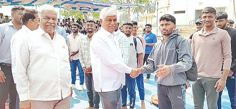 ಪಾಂಡವಪುರ ಪಟ್ಟಣದ ವಿಜಯ ಕಾಲೇಜಿನಲ್ಲಿ ನಡೆದ ಜಿಲ್ಲಾಮಟ್ಟದ ವಿಜಯ ಪ್ರೋ ಕಬ್ಬಡಿ ಪಂದ್ಯಾವಳಿ ಸಮಾರಂಭದಲ್ಲಿ ಸಿ.ಎಸ್.ಪುಟ್ಟರಾಜು ಅವರು ಕ್ರೀಡಾಪಟುಗಳನ್ನು ಪರಿಚಹಿಸಿಕೊಂಡರು. ಟಿಸಿದರು. ಗೌ.ಕಾರ್ಯದರ್ಶಿ ಕೆ.ವಿ.ಬಸವರಾಜು ಇದ್ದರು.