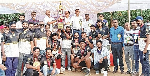 ರಾಜ್ಯ ಮಟ್ಟದ ಹಾಕಿಯಲ್ಲಿ ಬೆಳ್ಳಿ ಪದಕ ಪಡೆದ ಗೋಣಿಕೊಪ್ಪದ ಕಾವೇರಿ ಕಾಲೇಜಿನ ವಿದ್ಯಾರ್ಥಿಗಳೊಂದಿಗೆ ಕಾಲೇಜು ಪ್ರಾಂಶುಪಾಲ ಡಾ.ಎಂ.ಬಿ.ಕಾವೇರಿಯಪ್ಪ ಮತ್ತು ಸಿಬ್ಬಂದಿ ವರ್ಗ.