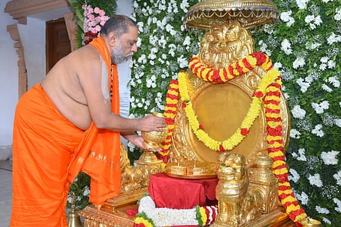 ಮಂತ್ರಾಲಯದಲ್ಲಿ ಶ್ರೀ ರಾಘವೇಂದ್ರಸ್ವಾಮಿಗಳ ಪಟ್ಟಾಧಿಕಾರ ದಿನದ ಅಂಗವಾಗಿ ಗುರುವಾರ ಪೀಠಾಧಿಪತಿ ಶ್ರೀಸುಬುಧೇಂದ್ರ ತೀರ್ಥರು ರಾಯರ ಮೂಲ ಪಾದುಕೆಗಳಿಗೆ ಮುತ್ತುರತ್ನ ಕನಕಾಭಿಷೇಕ ನೆರವೇರಿಸಿದರು.