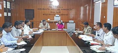 ರಾಯಚೂರಿನ ಜಿಲ್ಲಾಧಿಕಾರಿಗಳ ಭವನದಲ್ಲಿ ಡಿಸಿ ಎಸ್. ಪೂವಿತಾ ಅಧ್ಯಕ್ಷತೆಯಲ್ಲಿ ಮಂಗಳವಾರ ಬಕ್ರೀದ್ ಹಬ್ಬದ ನಿಮಿತ್ತ ಜಿಲ್ಲಾ ಮಟ್ಟದ ಅಧಿಕಾರಿಗಳೊಂದಿಗೆ ಜಿಲ್ಲಾ ಸಮಿತಿ ಸಭೆ ನಡೆಸಿದರು. ಜಿಲ್ಲಾ ಪೊಲೀಸ್ ವರಿಷ್ಠಾಧಿಕಾರಿ ಅರುಣಾಂಗ್ಶು ಗಿರಿ, ಅಪರ ಜಿಲ್ಲಾಧಿಕಾರಿ ಶಿವಾನಂದ, ಎಎಸ್ಪಿ ಕುಮಾರಸ್ವಾಮಿ, ಪಿಡಿ ತಿಮ್ಮಪ್ಪ ಬಿರಾದಾರ, ಮಹಾನಗರ ಪಾಲಿಕೆಯ ಜೋನಲ್-01ರ ಉಪ ಆಯುಕ್ತ ಮಲ್ಲಿಕಾರ್ಜುನ, ಎಸಿ ಕಚೇರಿಯ ತಹಶೀಲ್ದಾರ್ ರಾಜಶೇಖರ, ಪಶು ಸಂಗೋಪಣೆ ಇಲಾಖೆ ಉಪ ನಿರ್ದೇಶಕ ಪೋನಾಮ್‌ಸಿಂಗ್, ಸಿಪಿಐ ಉಮೇಶ ಕಾಂಬಳೆ ಇದ್ದರು.