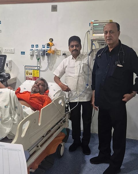 ರಾಯಚೂರಿನ ಖಾಸಗಿ ಆಸ್ಪತ್ರೆಯಲ್ಲಿ ರಾಜನಹಳ್ಳಿ ವಾಲ್ಮೀಕಿ ಗುರುಪೀಠದ ಜಗದ್ಗುರು ಡಾ.ವಾಲ್ಮೀಕಿ ಪ್ರಸನ್ನಾನಂದ ಪುರಿ ಸ್ವಾಮಿಗೆ ಚಿಕಿತ್ಸೆ ನೀಡುತ್ತಿರುವುದು.