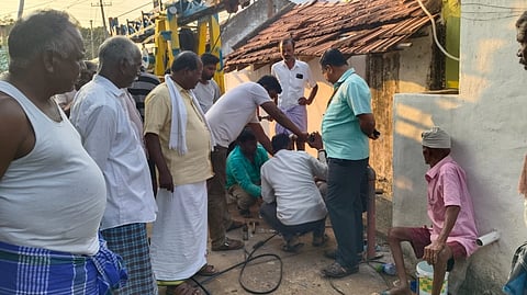 ಚಾಮರಾಜನಗರದ ಸೋಮವಾರಪೇಟೆ ಬಡಾವಣೆಯಲ್ಲಿ ಕೆಟ್ಟು ಹೋಗಿದ್ದ ಬೋರ್‌ವೆಲ್ ಅನ್ನು ನಗರಸಭೆ ಸಿಬ್ಬಂದಿಗಳು ರಿಪೇರಿ ಮಾಡಿದರು. 