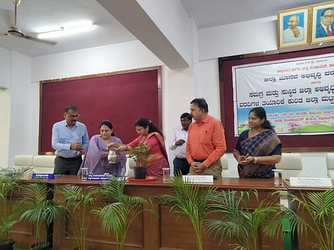ಚಾಮರಾಜನಗರದ ಜಿಲ್ಲಾ ಪಂಚಾಯಿತಿ ಹಳೇ ಕೆ.ಡಿ.ಪಿ ಸಭಾಂಗಣದಲ್ಲಿ ಆಯೋಜಿಸಿದ್ದ ಕಾರ್ಯಾಗಾರವನ್ನು ಮೋನಾರೋತ್ ಉದ್ಘಾಟಿಸಿದರು. ಡಾ.ಜಿ.ಎಸ್.ಗಣೇಶ್‌ಪ್ರಸಾದ್, ಟಿ. ಜವರೇಗೌಡ, ಶೃತಿ, ಹೊನ್ನರಾಜು, ಡಾ.ನವೀತ ತಿಮ್ಮಯ್ಯ ಇದ್ದರು. 