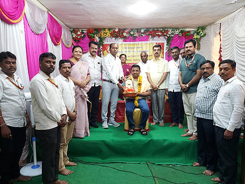 ಸವದತ್ತಿಯ ಡಿ.ದೇವರಾಜ ಅರಸು ಮೆಟ್ರಿಕ್ ನಂತರದ ಬಾಲಕರ ವಿದ್ಯಾರ್ಥಿ ನಿಲಯದಲ್ಲಿ ಹಮ್ಮಿಕೊಂಡಿದ್ದ ಬೀಳ್ಕೊಡುಗೆ ಸಮಾರಂಭದಲ್ಲಿ ತಾಪಂ ಇಒ ಆನಂದ ಬಡಕುಂದ್ರಿ ಅವರನ್ನು ಸನ್ಮಾನಿಸಲಾಯಿತು. ಮಲ್ಲಿಕಾರ್ಜುನ ಹೆಗ್ಗನ್ನವರ, ರತ್ನಾ ಕದಂ, ಎಂ.ಎ.ತಹಸೀಲ್ದಾರ್, ಎ್.ವೈ.ಗಾಜಿ ಇತರರು ಇದ್ದರು.