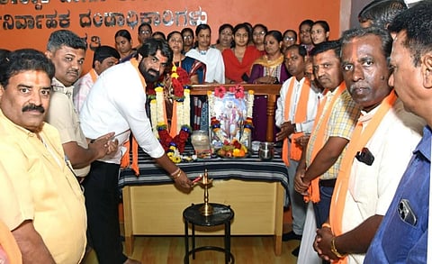ಸವದತ್ತಿಯ ತಹಸೀಲ್ದಾರ್ ಕಚೇರಿಯಲ್ಲಿ ಶಿವಾಜಿ ಮಹಾರಾಜರ ಭಾವಚಿತ್ರಕ್ಕೆ ಅಶ್ವತ್ಥ ವೈದ್ಯ ಪೂಜೆ ನೆರವೇರಿಸಿದರು. ಮಲ್ಲಿಕಾರ್ಜುನ ಹೆಗ್ಗನ್ನವರ,  ಸಂಗನಬಸಯ್ಯ ಗದ್ದಗಿಮಠ,  ಸುರೇಶ ಬೆಂಡೆಗುಬಳ, ಆನಂದ ಬಡಕುಂದ್ರಿ, ಮಂಜುನಾಥ ಪಾಚಂಗಿ ಇತರರಿದ್ದರು.