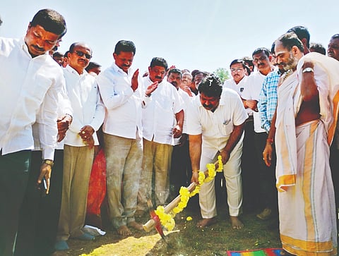 ಸಿದ್ದಾಪುರ ನೆಹರು ಮೈದಾನದಲ್ಲಿ ಕುಡಿಯುವ ನೀರಿನ ಕಾಮಗಾರಿಗೆ ಜಿಲ್ಲಾ ಉಸ್ತುವಾರಿ ಸಚಿವ ಮಂಕಾಳ ವೈದ್ಯ ಭೂಮಿಪೂಜೆ ನೆರವೇರಿಸಿದರು. ಶಾಸಕ ಭೀಮಣ್ಣ ನಾಯ್ಕ, ಸತೀಶ ನಾಯ್ಕ, ಕೆ.ಜಿ. ನಾಗರಾಜ, ಎಂ.ಆರ್. ಕುಲಕರ್ಣಿ ಇತರರಿದ್ದರು.