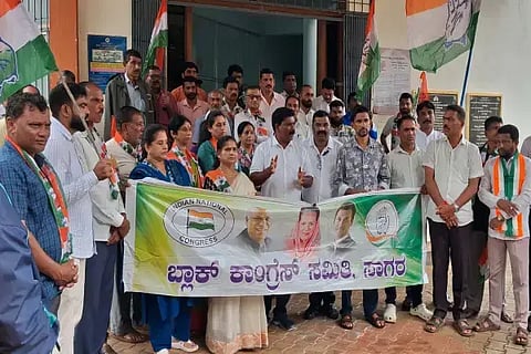 ಎಐಸಿಸಿ ಅಧ್ಯಕ್ಷ ಮಲ್ಲಿಕಾರ್ಜುನ ಖರ್ಗೆ ಭಾಷಣ ಮಾಡಿದ ಸ್ಥಳ ಶುದ್ಧೀಕರಣ ಮಾಡಿದ್ದನ್ನು ಖಂಡಿಸಿ ಸಾಗರದಲ್ಲಿ ಬ್ಲಾಕ್ ಕಾಂಗ್ರೆಸ್ ಪ್ರಮುಖರು ಪ್ರತಿಭಟನೆ ನಡೆಸಿದರು. ಬಿ.ಆರ್.ಜಯಂತ್, ಎನ್.ಲಲಿತಮ್ಮ, ಎಲ್.ಚಂದ್ರಪ್ಪ, ಪ್ರಭಾವತಿ, ಕಲಸೆ ಚಂದ್ರಪ್ಪ ಇತರರಿದ್ದರು.