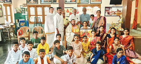 ಸಾಗರದ ಶೃಂಗೇರಿ ಶಂಕರಮಠದಲ್ಲಿ ಬಾಲಭಾರತಿ ಸಂಸ್ಕಾರ ಸುಧಾ ಬೇಸಿಗೆ ಶಿಬಿರದ ಸಮಾರೋಪದಲ್ಲಿ ಶಿಬಿರದ ನಿರ್ದೇಶಕರಾದ ಶ್ರಾವ್ಯಾ ಸಾಗರ ದಂಪತಿಯನ್ನು ಸನ್ಮಾನಿಸಲಾಯಿತು. ಅಶ್ವಿನಿಕುಮಾರ್, ನಂಜುಂಡಸ್ವಾಮಿ, ಸದಾನಂದ ಶರ್ಮ ಇತರರಿದ್ದರು.