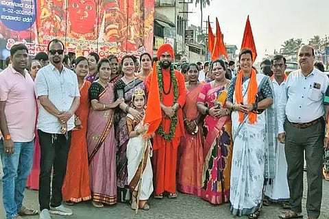 ಸಾಗರದಲ್ಲಿ ಆಯೋಜಿಸಿದ್ದ ಹಿಂದೂ ಸಂಗಮ ಕಾರ್ಯಕ್ರಮದಲ್ಲಿ ಶ್ರೀ ಅಭಿನವ ಚನ್ನಬಸವ ಸ್ವಾಮೀಜಿ, ಗುರುರಾಜ್, ರಾಘವೇಂದ್ರ ಶೇಟ್, ಪ್ರತಿಮಾ ಜೋಗಿ, ಮೈತ್ರಿ ಪಾಟೀಲ್ ಇತರರಿದ್ದರು.