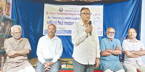 ಸಾಗರದ ಗಾಂಧಿನಗರದಲ್ಲಿ ಕವಿ ಗೋಪಾಲಕೃಷ್ಣ ಅಡಿಗರ ಜನ್ಮದಿನದ ಅಂಗವಾಗಿ ಗೀತ ಗಾಯನ ಕಾರ್ಯಕ್ರಮವನ್ನು ಮಲೆನಾಡು ಅಭಿವೃದ್ಧಿ ಪ್ರತಿಷ್ಠಾನದ ಅಧ್ಯಕ್ಷ ಬಿ.ಆರ್.ಜಯಂತ್ ಉದ್ಘಾಟಿಸಿ ಮಾತನಾಡಿದರು. ನರಸಿಂಹಮೂರ್ತಿ, ದೇವೇಂದ್ರ ಬೆಳೆಯೂರು, ಬಂದಗದ್ದೆ ರಾಧಾಕೃಷ್ಣ, ದೀಪಕ್ ಸಾಗರ ಇದ್ದರು.