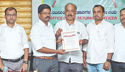 ಶಿರಸಿ ಕೆಡಿಸಿಸಿ ಬ್ಯಾಂಕ್ ಸಿದ್ದಾಪುರದ ನಿರ್ದೇಶಕ ಸ್ಥಾನಕ್ಕೆ ರಾಘವೇಂದ್ರ ಶಾಸ್ತ್ರಿ ವಿಜಯಿಯಾದರು. ರಿಟನಿರ್ಂಗ್ ಅಧಿಕಾರಿ ಶಂಕರ ಗೌಂಡಿ ಇದ್ದರು. 