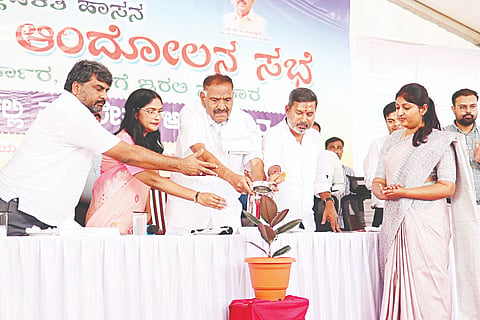 ಸಕಲೇಶಪುರದಲ್ಲಿ ಆಯೋಜಿಸಿದ್ದ ಪ್ರಜಾಸೇವಾ ಆಂದೋಲನ ಸಭೆಯಲ್ಲಿ ಸಚಿವ ಶಿವಲಿಂಗೌಡ ಮಾತನಾಡಿದರು. ಸಂಸದ ಶ್ರೇಯಸ್‌ಪಟೇಲ್, ತಶಾಸಕ ಸೀಮೆಂಟ್ ಮಂಜು, ಜಿಲ್ಲಾಧಿಕಾರಿ ಲತಾಕುಮಾರಿ, ಡಿಎಫ್‌ಒ ಸೌರಭಕುಮಾರ್, ಉಪವಿಭಾಗಾಧಿಕಾರಿ ಹುಲ್ಲಮನಿ ತಿಮ್ಮಣ್ಣ ಇತರರು ಇದ್ದರು.