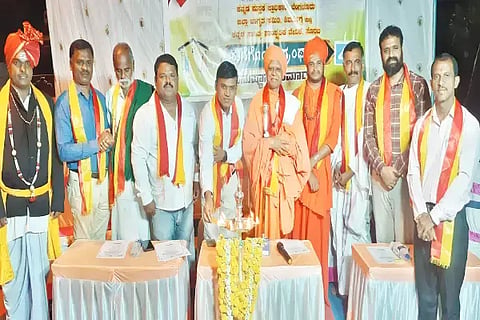 ಸೊರಬದ ಚಿಕ್ಕಪೇಟೆ ಶ್ರೀ ಸಿದ್ಧಿವಿನಾಯಕ ದೇವಸ್ಥಾನದ ಆವರಣದಲ್ಲಿ ಆಯೋಜಿಸಿದ್ದ ಮನೆಗೊಂದು ಗ್ರಂಥಾಲಯ ಕಾರ್ಯಕ್ರಮವನ್ನು ಡಾ. ಕೆ.ಪ್ರಭು ಸಾಹುಕಾರ್ ಉದ್ಘಾಟಿಸಿದರು. ಶ್ರೀ ಶಿವಮೂರ್ತಿ ಮುರುಘರಾಜೇಂದ್ರ ಸ್ವಾಮೀಜಿ, ಶ್ರೀ ಚನ್ನಬಸವ ಸ್ವಾಮೀಜಿ ಇತರರಿದ್ದರು.
