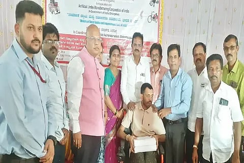 ಸೊರಬದಲ್ಲಿ ಆಯೋಜಿಸಿದ್ದ ಕಾರ್ಯಕ್ರಮದಲ್ಲಿ ಅಂಗವಿಕಲರು, ಹಿರಿಯ ನಾಗರಿಕರಿಗೆ ಕೇಂದ್ರಿಯ ಉಗ್ರಾಣ ನಿಗಮದ ಪ್ರಾದೇಶಿಕ ವ್ಯವಸ್ಥಾಪಕ ರಾಹುಲ್ ಎನ್. ಗಾಯಕ್‌ವಾಡ್ ಉಪಕರಣಗಳನ್ನು ವಿತರಿಸಿದರು. ಸುವರ್ಣಾ ನಾಯಕ್, ಅಕ್ಷಯ್ ವಂಜಾರಿ, ಎಚ್.ಕೆ.ಜಯಶೀಲ ಗೌಡ ಇತರರಿದ್ದರು.