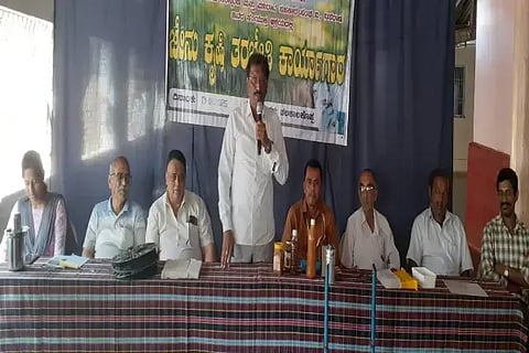 ಸೊರಬದ ತಲಕಾಲುಕೊಪ್ಪ ಗ್ರಾಮದಲ್ಲಿ ಹಮ್ಮಿಕೊಂಡಿದ್ದ ಜೇನುಕೃಷಿ ಕಾರ್ಯಗಾರದಲ್ಲಿ ಮಧುಬನ ಜೇನು ಸಂಸ್ಕರಣಾ ಸಂಸ್ಥೆ ಅಧ್ಯಕ್ಷ ಕೆ.ವಿ.ಗೌಡ ಮಾತನಾಡಿದರು. ಅಶೋಕ ಹೆಗಡೆ, ವೆಂಕಟೇಶ್, ಸುಂದರೇಶ ಇತರರಿದ್ದರು.