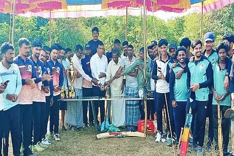 ಸೊರಬ ತಾಲೂಕಿನ ದೇವತಿಕೊಪ್ಪ ಗ್ರಾಮದಲ್ಲಿ ಆಯೋಜಿಸಿದ್ದ ಕ್ರಿಕೆಟ್ ಪಂದ್ಯಾವಳಿಯನ್ನು ದಂತ ವೈದ್ಯ ಜ್ಞಾನೇಶ್ ಉದ್ಘಾಟಿಸಿದರು. ದುರ್ಗಪ್ಪ, ನಾಗಪ್ಪ ಇತರರಿದ್ದರು.