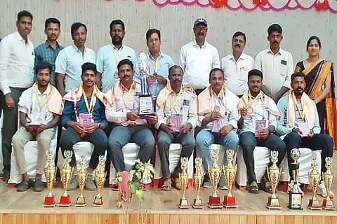 ಸೊರಬದಲ್ಲಿ ಆಯೋಜಿಸಿದ್ದ ಪಿಡಿಒಗಳ ಸಭೆಯಲ್ಲಿ ಜಿಲ್ಲಾ ಮಟ್ಟದ ಕ್ರೀಡಾಕೂಟದಲ್ಲಿ ವಿಜೇತರಾದ ಗ್ರಾಪಂ ಸಿಬ್ಬಂದಿಯನ್ನು ಸನ್ಮಾನಿಸಲಾಯಿತು. ಶಶಿಧರ್, ಕೆ.ಆರ್.ಸಂದೀಪ್, ಶ್ರೀರಾಮ, ಚಿದಾನಂದ, ಸೀಮಾ ಇತರರಿದ್ದರು.