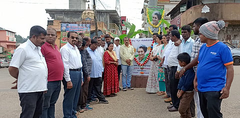 ಸೋಮವಾರಪೇಟೆ ಬ್ಲಾಕ್ ಕಾಂಗ್ರೆಸ್ ವತಿಯಿಂದ ಪಟ್ಟಣದ ಪುಟ್ಟಪ್ಪ ವೃತ್ತದಲ್ಲಿ ಇಂದಿರಾ ಗಾಂಧಿ ಜನ್ಮ ದಿನವನ್ನು ಆಚರಿಸಲಾಯಿತು. ಸತೀಶ್, ಆದಂ, ಶೀಲಾ ಡಿಸೋಜ, ಬಸವರಾಜು ಇತರರು ಇದ್ದರು. 