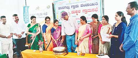 ಸೋಮವಾರಪೇಟೆ ತಾಲೂಕಿನ ಹಾನಗಲ್ಲು ಶೆಟ್ಟಳ್ಳಿ ಶಾಲೆಯಲ್ಲಿ ಆಯೋಜಿಸಿದ್ದ ಹಾನಗಲ್ ಗ್ರಾಮ ಪಂಚಾಯಿತಿ ಮಕ್ಕಳ ಗ್ರಾಮಸಭೆಗೆ ಪಂಚಾಯಿತಿ ಅಧ್ಯಕ್ಷ ಯಶಾಂತ್ ಕುಮಾರ್ ಉದ್ಘಾಟಿಸಿದರು. ರೇಣುಕಾ, ಸ್ಮಿತಾ, ಸುಕುಮಾರ್ ಇದ್ದರು.