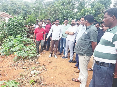 ಸೋಮವಾರಪೇಟೆ ಸಮೀಪದ ಚೌಡ್ಲು ಗ್ರಾಮ ಪಂಚಾಯಿತಿಯ 2ನೇ ವಾರ್ಡ್‌ಗೆ ತೆರಳಿದ ಶಾಸಕರು ಅಲ್ಲಿನ ನಿವಾಸಿಗಳ ಸಮಸ್ಯೆಗಳನ್ನು ಆಲಿಸಿದರು. ಸತೀಶ್, ಸುರೇಶ್‌ಶೆಟ್ಟಿ, ಚೇತನ್, ಪ್ರವೀಣ್, ಸೋಮೇಶ್ ಇತರರು ಇದ್ದರು.
