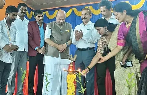 ಶೃಂಗೇರಿಯ ಜೆಸಿಬಿಎಂ ಕಾಲೇಜಿನಲ್ಲಿ ಆಯೋಜಿಸಿದ್ದ ಹಲಸು, ಸ್ವದೇಶಿ ಮೇಳವನ್ನು ಸುನೀತಾ ಉದ್ಘಾಟಿಸಿದರು. ರಾಜಗೋಪಾಲ್ ಜೋಷಿ, ಎ.ಎಸ್.ನಯನಾ, ಸಚಿನ್, ಗಣೇಶ್, ಡಾ. ಊರಾಳ್ ಇತರರಿದ್ದರು.