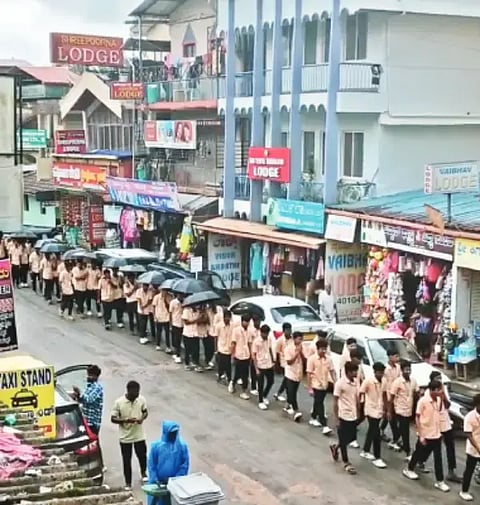 ಶೃಂಗೇರಿ ಮುಖ್ಯ ರಸ್ತೆಯಲ್ಲಿ ವಿದ್ಯಾರ್ಥಿಗಳು ಮತದಾರರ ಪಟ್ಟಿ ವಿಶೇಷ ಸಮಗ್ರ ಪರಿಷ್ಕರಣೆ ಜಾಥಾ ನಡೆಸಿದರು. ಮಹೇಶ್ ಕಾಕತ್ಕರ್, ರೇಷ್ಮಾ, ಅಮಿತಾ ಇದ್ದರು.