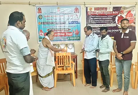ಶೃಂಗೇರಿ ಶ್ರೀಮಠದಲ್ಲಿ ಆಯೋಜಿಸಿದ್ದ ರಕ್ತದಾನ ಶಿಬಿರವನ್ನು ಶಂ.ನಾ.ಕೃಷ್ಣಮೂರ್ತಿ ಉದ್ಘಾಟಿಸಿದರು. ಶ್ರೀಕಾಂತ್, ಪ್ರಶಾಂತ್, ರಮೇಶ್, ವಿಕಾಸ್ ಇದ್ದರು.