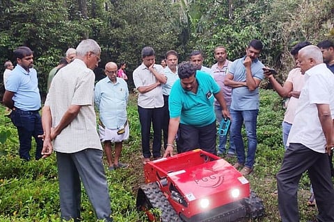 ಶೃಂಗೇರಿಯ ಕೆರೆಮನೆಯಲ್ಲಿ ಕಳೆ ಕೊಚ್ಚುವ ಯಂತ್ರದ ಪ್ರಾತ್ಯಕ್ಷಿಕೆ ನಡೆಯಿತು.