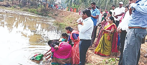 ಧರ್ಮಸ್ಥಳ ಗ್ರಾಮಾಭಿವೃದ್ಧಿ ಸಂಸ್ಥೆ ಅಭಿವೃದ್ಧಿಪಡಿಸಿದ ಹುಲಸೆ ಕೆರೆಗೆ ಮಹಿಳೆಯರು ಬಾಗಿನ ಅರ್ಪಿಸಿದರು.