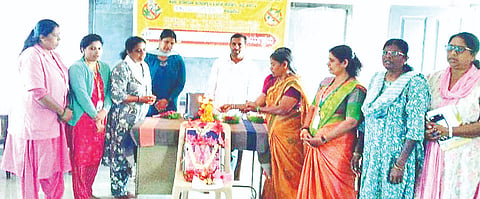 ಕೊಡ್ಲಿಪೇಟೆ ಸರ್ಕಾರಿ ಪ್ರೌಢಶಾಲೆಯಲ್ಲಿ ಆಯೋಜಿಸಿದ್ದ ಕಾರ್ಯಕ್ರಮವನ್ನು ದುಂಬಿತಾ ಉದ್ಘಾಟಿಸಿದರು. ಮಹಮ್ಮದ್ ಹನೀಫ್,  ಸಂಧ್ಯಾ,  ಶಾಲಿನಿ, ಫಾತಿಮಾ, ರಾಣಿ, ಜ್ಯೋತಿ ಇತರರಿದ್ದರು.