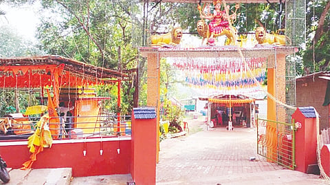 ಕೊಡಗರಹಳ್ಳಿಯ ಕುಂದೂರುಮೊಟ್ಟೆ ಚಾಮುಂಡೇಶ್ವರಿ ಸೇವಾ ಸಮಿತಿ ವತಿಯಿಂದ ಶ್ರೀ ಮಹಾವಿಷ್ಣು, ಶ್ರೀ ಚಾಮುಂಡೇಶ್ವರಿ, ರಕ್ತೇಶ್ವರಿ ಪರಿವಾರ ದೇವರುಗಳ 48ನೇ ವಾರ್ಷಿಕ ಮಹೋತ್ಸವಕ್ಕೆ ದೇವಾಲಯವನ್ನು ಅಲಂಕಾರಗೊಳಿಸಿರುವುದು. 