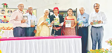 ಸುಂಟಿಕೊಪ್ಪದ ಕರ್ನಾಟಕ ಕೊಡವ ಸಾಹಿತ್ಯ ಅಕಾಡೆಮಿಯ ವತಿಯಿಂದ ಆಯೋಜಿಸಿದ್ದ ಸಮಾರಂಭದಲ್ಲಿ ಗಣ್ಯರು ಪುಸ್ತಕಗಳನ್ನು ಬಿಡುಗಡೆಗೊಳಿಸಿದರು. ಚೇಂದ್ರಿಮಡ ಕರುಂಬಯ್ಯ, ಅಜ್ಜಿನಿಕಂಡ ಸಿ.ಮಹೇಶ್ ನಾಚಯ್ಯ, ಅರುಣ್ ಮೊಣ್ಣಪ್ಪ, ಬೊಳಂದಂಡ ಸರೋಜಿನಿ ದೇವಯ್ಯ, ಅಜ್ಜಿಕುಟ್ಟಿರ ಸಿ.ಗಿರೀಶ್, ಕಂಬೆಯಂಡ ಡೀನಾ ಬೋಜಣ್ಣ ಇತರರಿದ್ದರು.