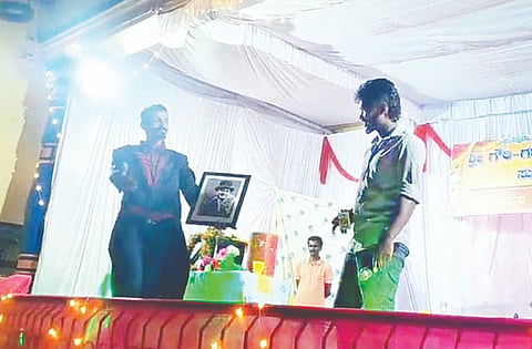ಸುಂಟಿಕೊಪ್ಪದಲ್ಲಿ ವಿಶ್ವ ಹಿಂದೂ ಪರಿಷತ್ ಮತ್ತು ಗೌರಿ ಗಣೇಶೋತ್ಸವ ಸಮಿತಿ ವತಿಯಿಂದ ಶ್ರೀ ರಾಮಮಂದಿರದಲ್ಲಿ  ಹಮ್ಮಿಕೊಂಡಿರುವ 62ನೇ ವರ್ಷದ ಗೌರಿ ಗಣೇಶೋತ್ಸವದ  ವೇದಿಕೆಯಲ್ಲಿ ಶುಕ್ರವಾರ ರಾತ್ರಿ ಕಲಾವಿದ ರಾಜೇಶ್ ಮತ್ತು ತಂಡದಿಂದ ಜಾದು ಪ್ರದರ್ಶನ ಜನಮನ ಸೂರೆಗೊಂಡಿತು. 
