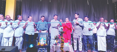 ಬಾಡಗಿ ಗ್ರಾಮದ ಹನುಮಾನ ದೇವರ ಜಾತ್ರಾ ಮಹೋತ್ಸವಕ್ಕೆ ಗಣ್ಯರು ಚಾಲನೆ ನೀಡಿದರು. ಶಿವಪ್ರಸಾದ ಸ್ವಾಮೀಜಿ, ಚಿದಾನಂದ ಸವದಿ, ಸದಾಶಿವ ಬುಟಾಳಿ, ಮಲ್ಲಪ್ಪ ಡಂಗಿ, ಅಮೋಘ ಖೋಬ್ರಿ ಇತರರಿದ್ದರು.