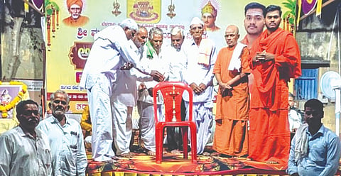 ಅಡಹಳ್ಳಿ ಗ್ರಾಮದ ಪ್ರವಚನ ಕಾರ್ಯಕ್ರಮಕ್ಕೆ ಗಣ್ಯರು ಚಾಲನೆ ನೀಡಿದರು. ಗುರುಪಾದ ಸ್ವಾಮೀಜಿ, ಘನಲಿಂಗ ದೇವರು, ಪಂಚಾಕ್ಷರಯ್ಯ ಹಿರೇಮಠ, ಅಡಿವೆಪ್ಪ ಕೆಂಚಣ್ಣವರ, ಈರಗೌಡ ಪಾಟೀಲ ಇತರರಿದ್ದರು.