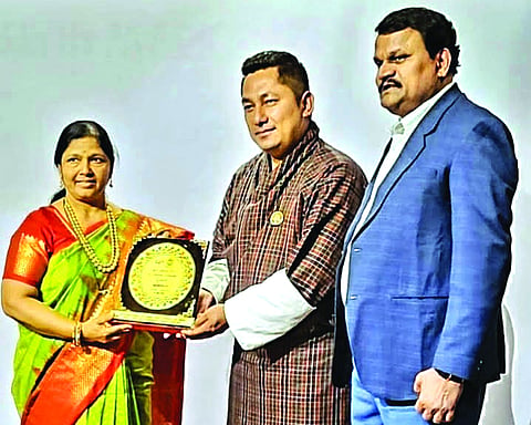 ಭೂತಾನದಲ್ಲಿ ಹಮ್ಮಿಕೊಂಡಿದ್ದ 54ನೇ ಅಂತಾರಾಷ್ಟ್ರೀಯ ಸಾಂಸ್ಕೃತಿಕ ಫೆಸ್ಟ್ ನಲ್ಲಿ ರಡ್ಡೇರಹಟ್ಟಿ ಸರ್ಕಾರಿ ಪ್ರೌಢಶಾಲೆ ಶಿಕ್ಷಕಿ ಡಾ.ಅರ್ಚನಾ ಅಥಣಿಗೆ ಭೂತಾನ ಲೋಕಸಭಾ ಸದಸ್ಯ ಎಚ್.ಇ. ದಶೋ ಉಗೇನ್ ಲಾಮಾ ನೆನಪಿನ ಕಾಣಿಕೆ ನೀಡಿದರು. ಶಂಕರೇಗೌಡ ಇದ್ದರು.