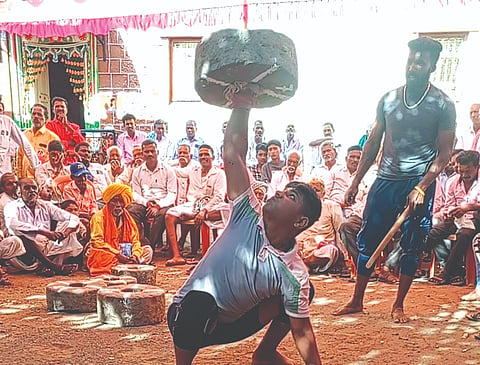 ಅಪ್ಪಯ್ಯ ಸ್ವಾಮೀಜಿ ಜಾತ್ರಾ ಮಹೋತ್ಸವ ಅಂಗವಾಗಿ ಸಂಗ್ರಾಮಕಲ್ಲು ಎತ್ತುವ ಸ್ಪರ್ಧೆ ನಡೆಯಿತು. ಮಲ್ಲಪ್ಪ ನೇಮಗೌಡ, ಶಂಕರಯ್ಯ ಮಠಪತಿ ಇತರರಿದ್ದರು.