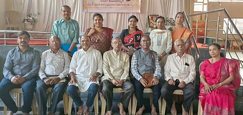 ಗುರುಪ್ರಸಾದ ನಗರದಲ್ಲಿರುವ ದತ್ತಮಂದಿರ ಸಭಾಗೃಹದಲ್ಲಿ ಹಮ್ಮಿಕೊಂಡಿದ್ದ ಸಮಾರೋಪ ಕಾರ್ಯಕ್ರಮದಲ್ಲಿ ಗುಂಡೇನಟ್ಟಿ ಮಧುಕರ, ಎಲ್.ಎಸ್.ಶಾಸ್ತ್ರಿ, ಶಿರೀಷ ಜೋಶಿ, ಗುರುನಾಥ ಕುಲಕರ್ಣಿ, ಡಾ.ಜಯಂತ ಕಿತ್ತೂರ ಇತರರಿದ್ದರು.