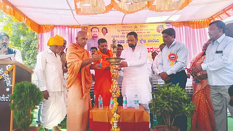 ಅರಟಾಳದಲ್ಲಿ ಸರ್ಕಾರಿ ಪ್ರೌಢಶಾಲೆ ಉದ್ಘಾಟನೆ ಕಾರ್ಯಕ್ರಮಕ್ಕೆ ಗಣ್ಯರು ಚಾಲನೆ ನೀಡಿದರು. ಶಾಸಕ ಲಕ್ಷ÷್ಮಣ ಸವದಿ, ಅಮರೇಶ್ವರ ಮಹಾರಾಜರು, ಅದ್ವೈತಾನಂದ ಸ್ವಾಮೀಜಿ  ಇತರರಿದ್ದರು.